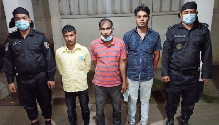 প্রাইভেটকারে যাত্রী পরিবহনের আড়ালে মাদক পাচার