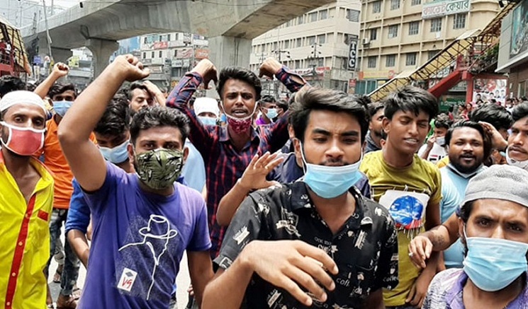 ঈদের ছুটি বাড়ানোর দাবিতে গার্মেন্টস শ্রমিকদের বিক্ষোভ