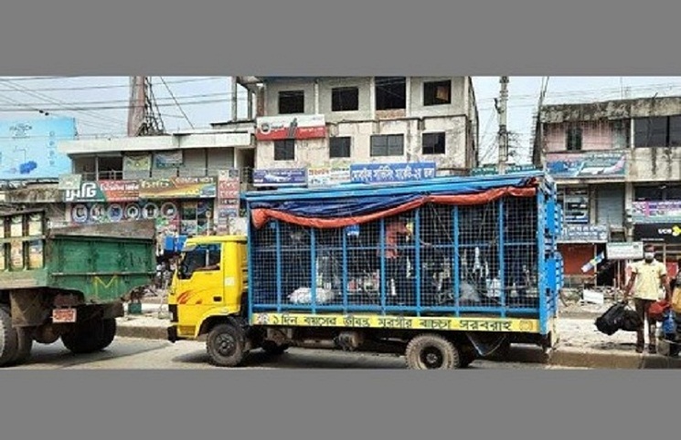 মুরগির খাঁচায় বাড়ি ফিরছে মানুষ