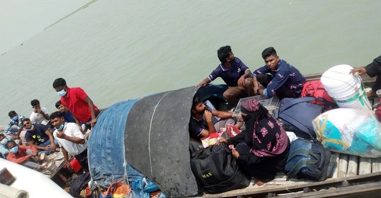 পদ্মায় অবৈধভাবে পারাপারের চেষ্টা, যাত্রীবাহী ৬ ট্রলার আটক