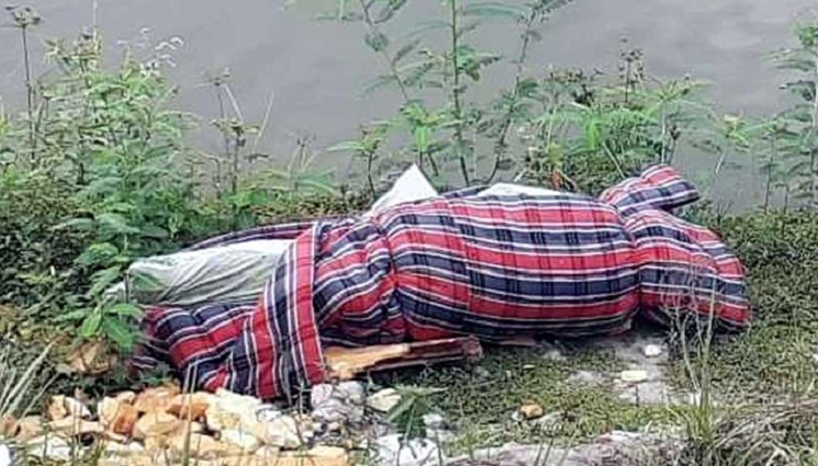 সড়কের পাশে তোশকে মোড়ানো তরুণীর লাশ