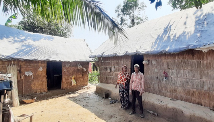‘শুনছি গরিবের ঘর আইছে, আমি ঘুষ দিমু ক্যামনে’