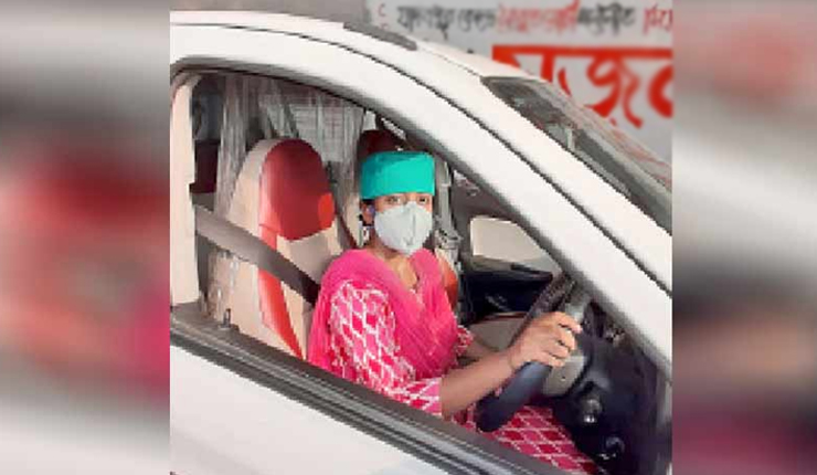 দিন রাত এক করে স্টিয়ারিং ধরেই তরুণীর করোনা যুদ্ধ