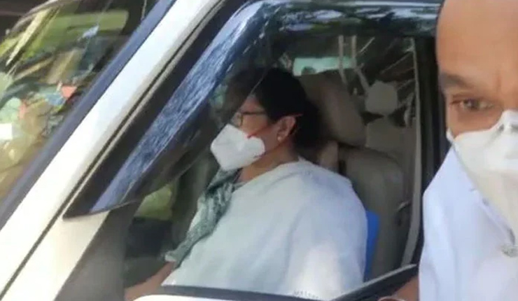 ফিরহাদকে গ্রেফতারের পর সিবিআই দফতরে হাজির মমতা