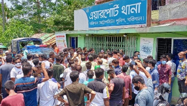 ‘চাঁদাবাজ নেতা’কে মুক্ত করতে থানা ঘেরাও করল আ.লীগ