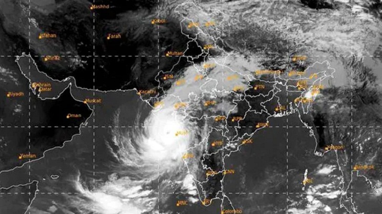 ভারতে ঘূর্ণিঝড়ে লণ্ডভণ্ড শতাধিক গ্রাম, নিহত ৬