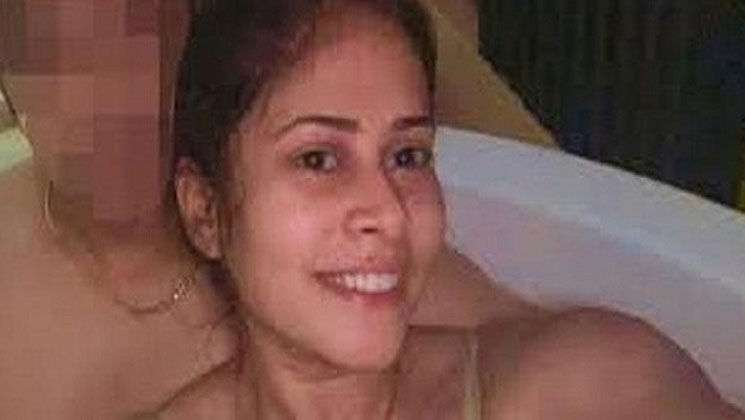 ‘স্বামীর আত্মহত্যার’ সময় ছবি তুললেন স্ত্রী!