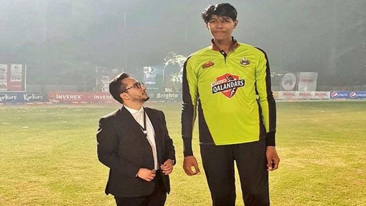 পাত্রী খুঁজে পাচ্ছেন না পাকিস্তানের সবচেয়ে লম্বা ক্রিকেটার