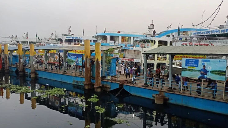 সারাদেশে সব ধরনের নৌযান চলাচল বন্ধ ঘোষণা