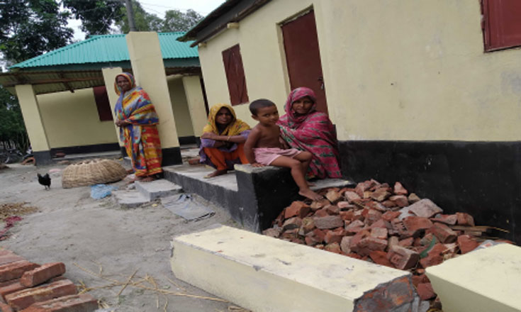 সামান্য বাতাসেই উড়ে গেল সরকারি ঘরের চাল