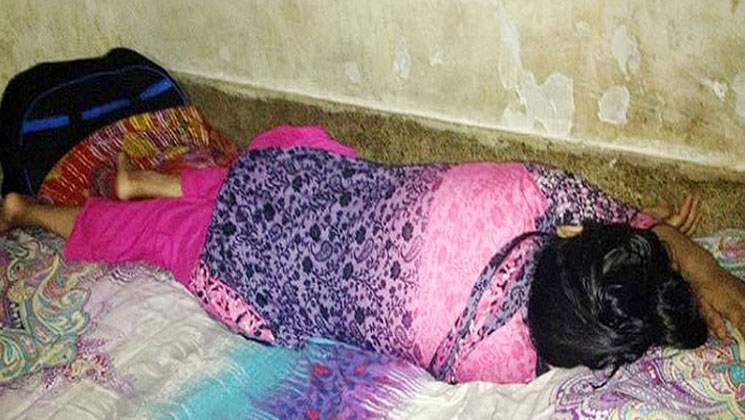 বাড়িতে কেউ না থাকায় গৃহবধূকে ধর্ষণ