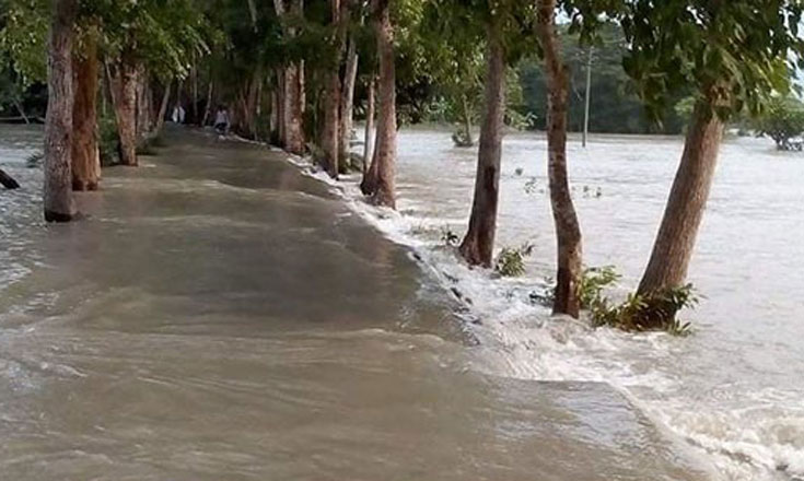 ঘূর্ণিঝড় ইয়াস: স্রোতের টানে মায়ের কোল থেকে ভেসে গেল শিশু