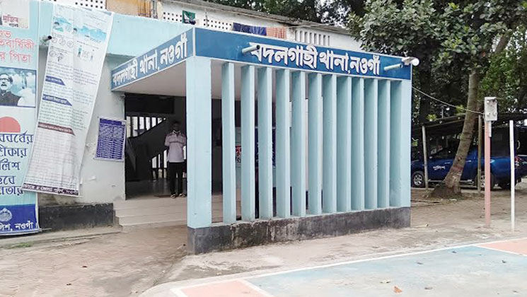 চাচির গোসলের ছবি তুলে ব্ল্যাকমেইল করে ভাতিজার নিয়মিত শারীরিক সম্পর্ক!