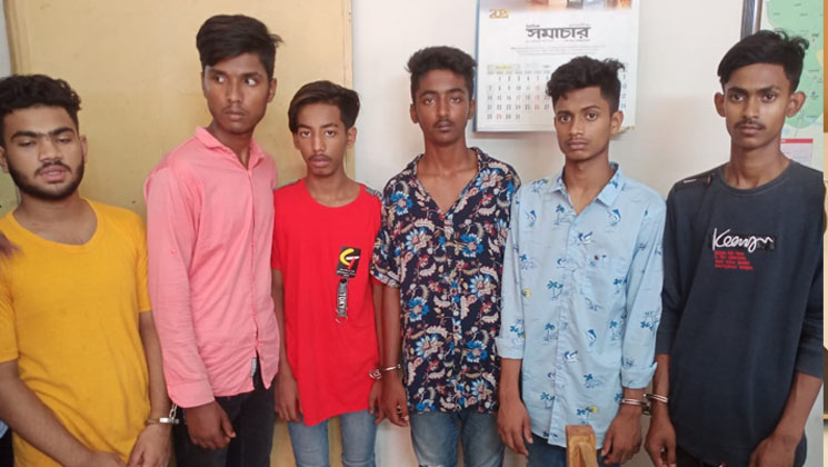 রক্তমাখা পোশাক দেখে সন্দেহ পুলিশের, হত্যা করে পালাচ্ছিল তারা
