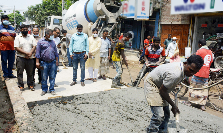 পুঠিয়া-বাগমারা মহাসড়কের আরসিসি ঢালাইয়ের উদ্বোধন 