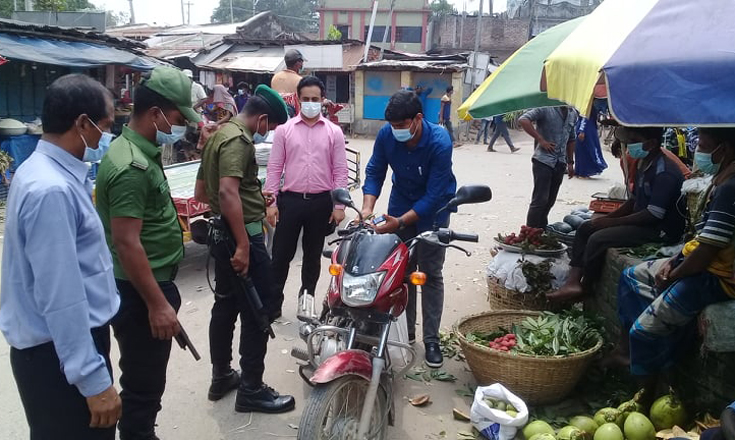 বাগমারায় মাস্ক না পরায় ৬ জনকে জরিমানা