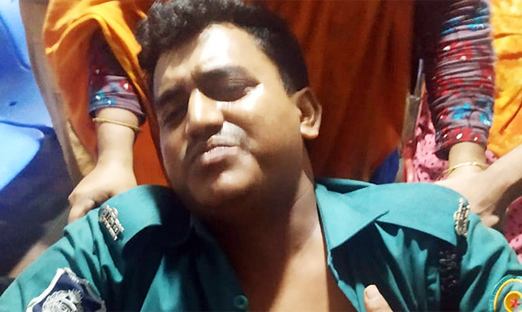 মাদকবাহী মাইক্রোবাসের ধাক্কায় পুলিশ কর্মকর্তা নিহত
