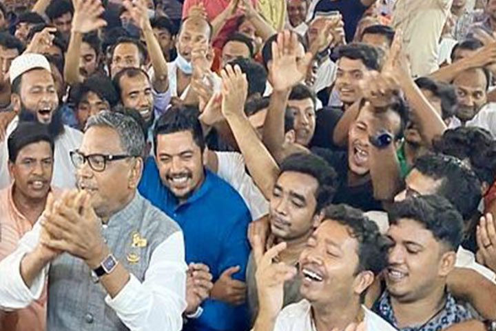 দোয়া মাহফিলে গানের তালে কাদের মির্জার নাচের ভিডিও ভাইরাল