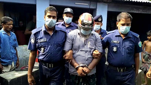 কন্যা সন্তান হওয়ায় স্ত্রীর মুখে আগুন দিয়ে জীবন্ত পুঁতে রাখেন স্বামী