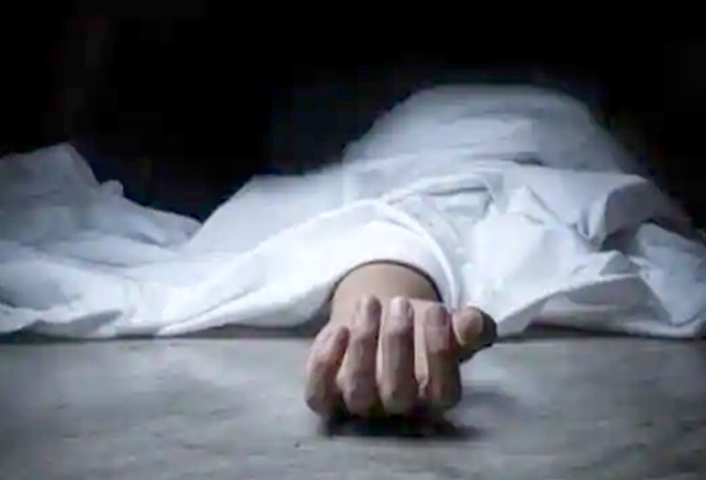 বাবার শোকে মারা গেলেন মেয়েও