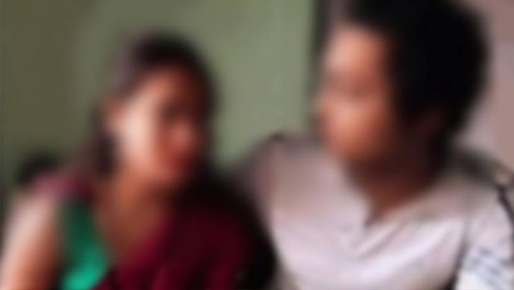 ভাগ্নের সঙ্গে আপত্তিকর অবস্থায় মেয়ের হাতে ধরা মা, অত:পর