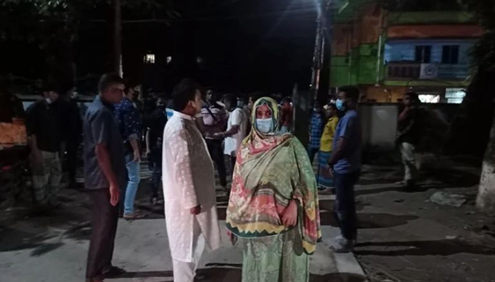 বাড়িতে হামলার প্রতিবাদে সড়কে ওবায়দুল কাদেরের দুই বোন