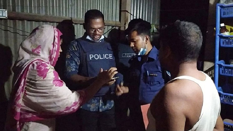 ঘটকের কাজ করতেন স্বামী, স্ত্রী সাজতেন পাত্রী