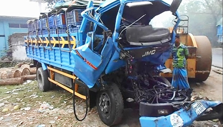 থেমে থাকা ট্রাকে পিকআপের ধাক্কা, নিহত ২