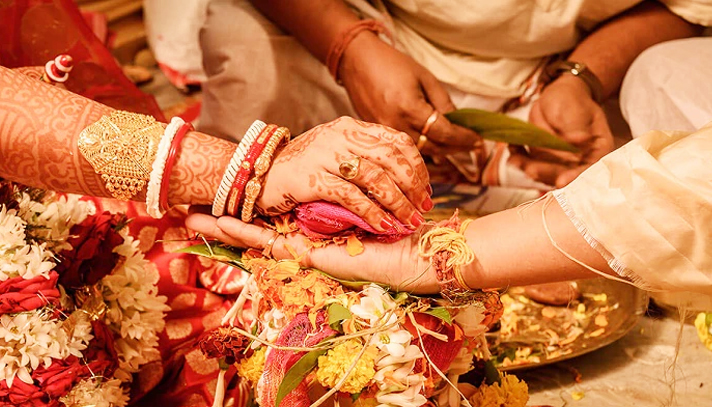একসঙ্গে দুই প্রেমিকাকে বিয়ে করলেন তরুণ