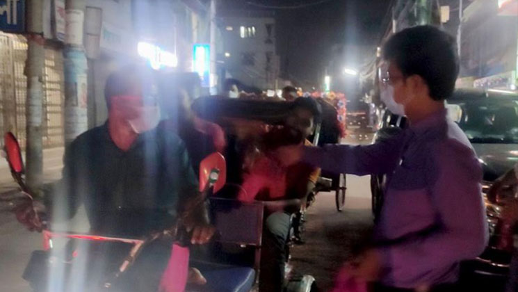 জামালপুর সদর ইউএনও’র মাস্ক বিতরণ