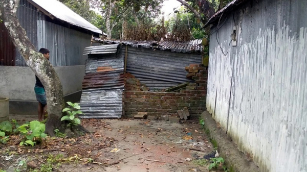 তিন মাস ধরে অবরুদ্ধ ৪০ পরিবার