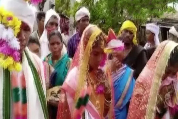 দুই প্রেমিকাকে একসঙ্গে বিয়ের প্রস্তাব, মেনে নিলো তিন পরিবারও!