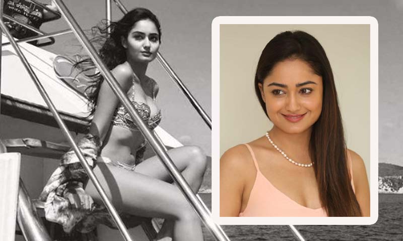 গোসলের পোশাকে ত্রিধা, সাদা-কালোতেও রং দেখছেন অভিনেত্রী