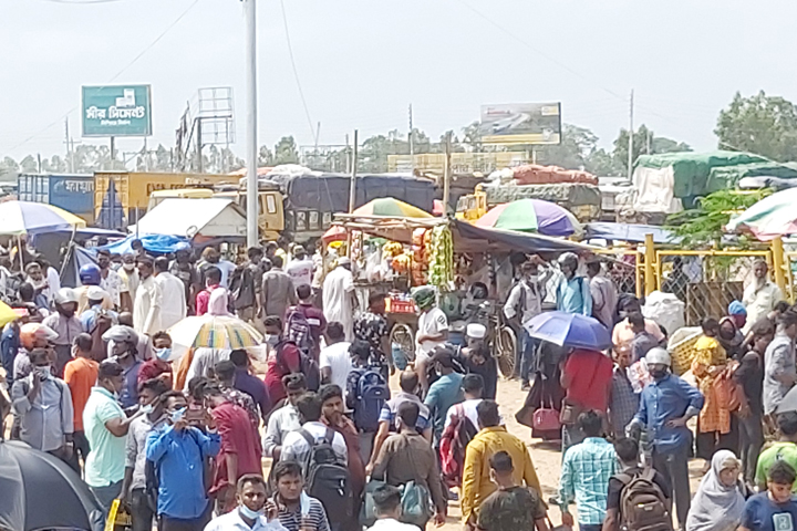 শিমুলিয়ায় ঘরমুখী মানুষের স্রোত