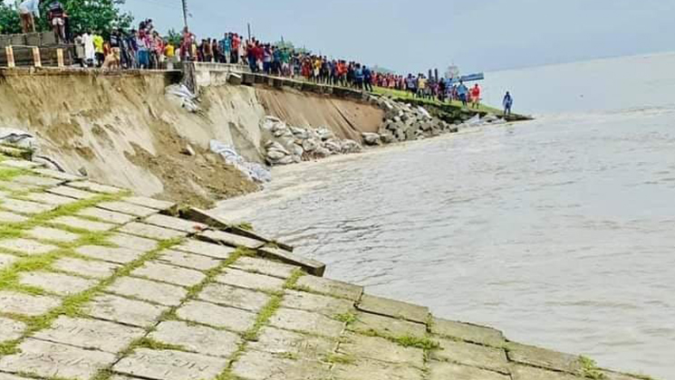 সিরাজগঞ্জে টানা বর্ষণ ও যমুনানদীতে পানি বৃদ্ধির ফলে শহর রক্ষাবাঁধে ধস 