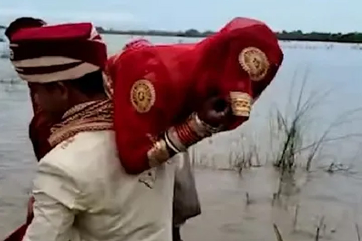 নতুন বউকে কাঁধে নিয়ে নদী পেরোলেন স্বামী!