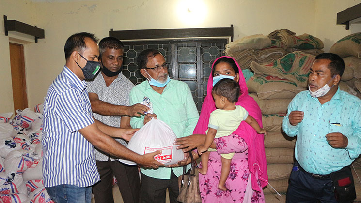 জামালপুরে হতদরিদ্রের মাঝে জেলা পরিষদের খাদ্য বিতরণ