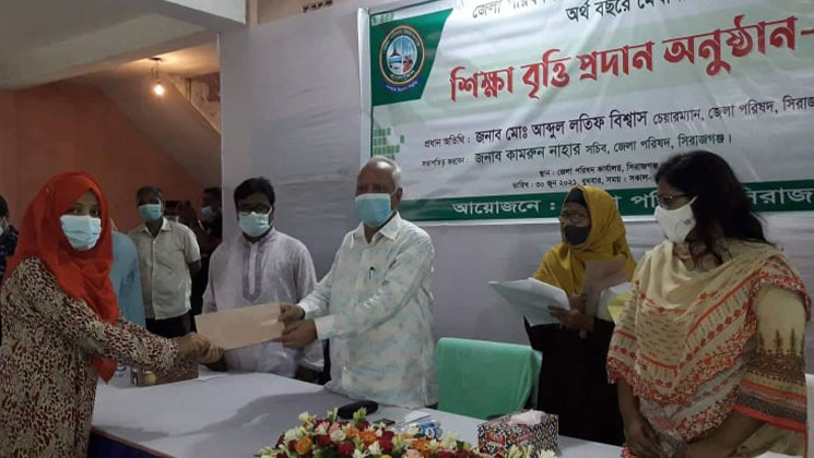 সিরাজগঞ্জে মেধাবী শিক্ষার্থীদের জেলা পরিষদের বৃত্তি প্রদান  