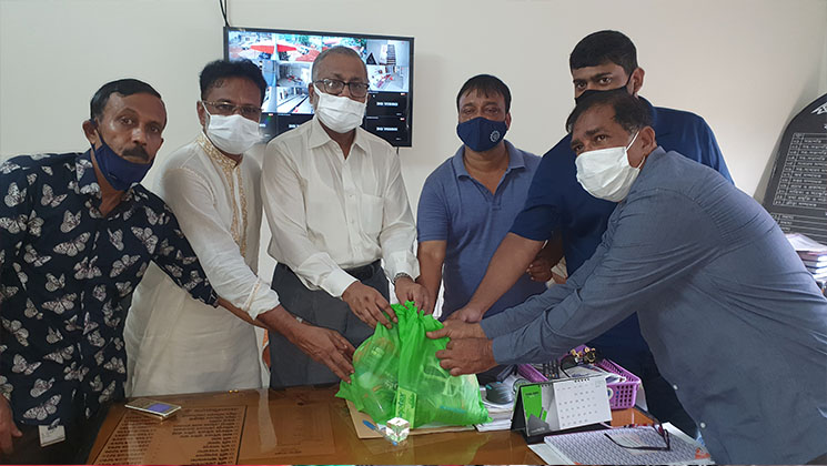 সাংবাদিকদের করোনা প্রতিরোধক সামগ্রী দিলো ফরিদপুর জেলা পরিষদ