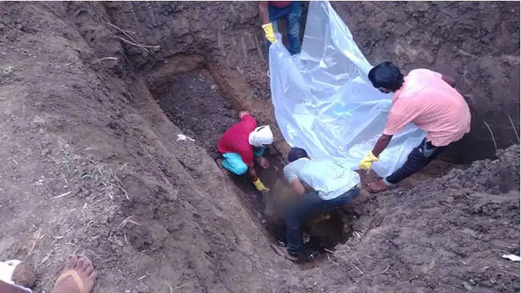 এক পরিবারের ৫ জনকে পুড়িয়ে মাটিচাপা দিল বাড়িওয়ালা!