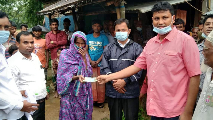 দোয়ারাবাজারে পানি বন্দী মানুষের মাঝে নগদ অর্থ বিতরণ