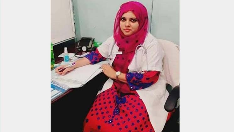 আইসিটি কর্মকর্তার সঙ্গে পরকীয়ায় হাতেনাতে ধরা পরলো ডা. ফারহানা 