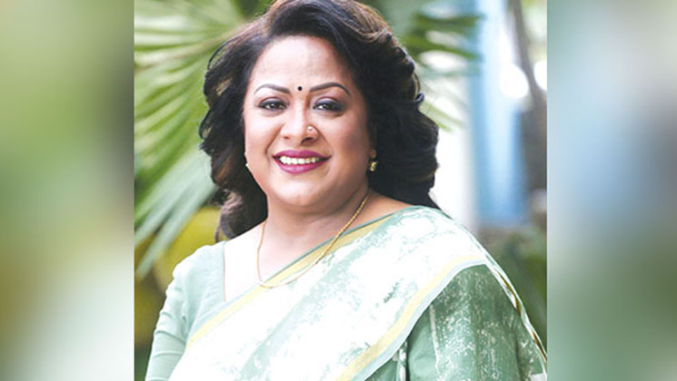 নায়িকা কত টাকা আয় করলে ৫ কোটির গাড়ি, মাসে দু’বার সিঙ্গাপুরে যায়?
