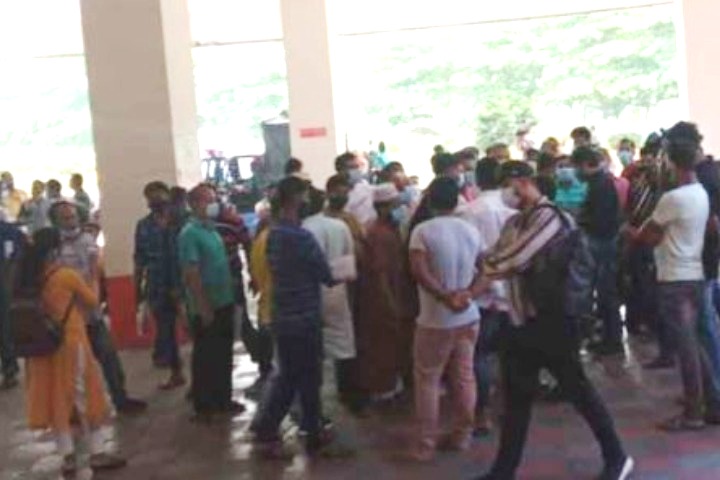 কুর্মিটোলায় করোনার টিকা নিতে আসা প্রবাসীদের বিক্ষোভ