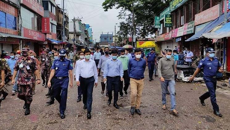 সুনামগঞ্জে লকডাউন কার্যকরে যৌথ বাহিনীর সভা শেষে শহর পরিদর্শন 