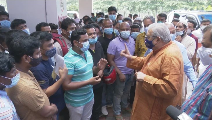 টিকা নিতে প্রবাসীদের ভোগান্তি-বিক্ষোভ, যা বললেন মন্ত্রী