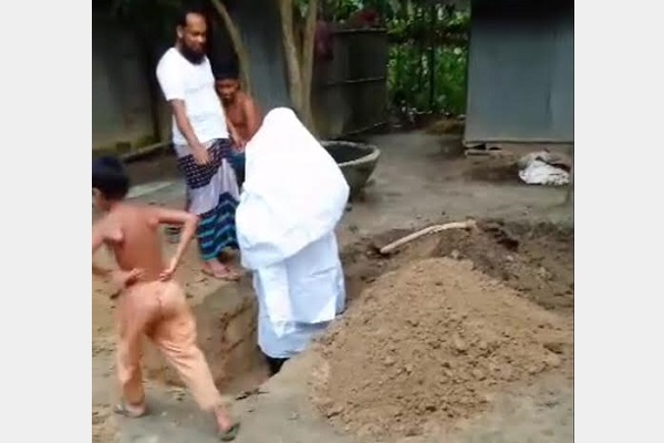 চোর ধরতে জীবিত মানুষকে কাফনের কাপড় পরিয়ে কবরে শোয়ালেন কবিরাজ