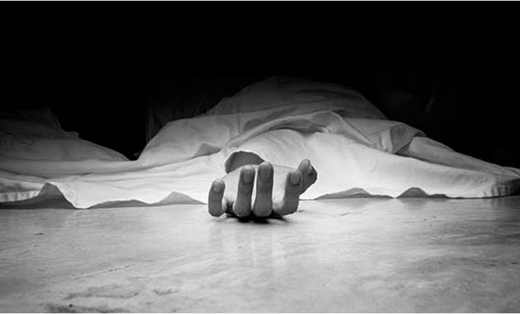 প্রেমিকের সামনে প্রেমিকার আত্মহত্যা