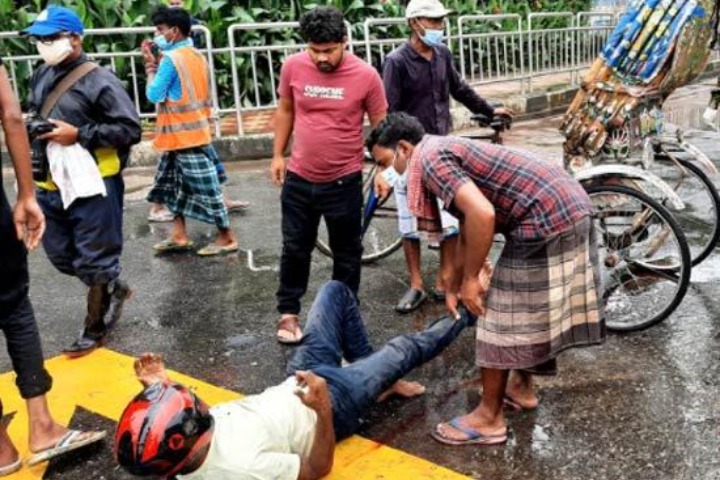ঢাকার ফাঁকা সড়কে প্রাইভেটকারের ধাক্কায় মোটরসাইকেল আরোহী আহত
