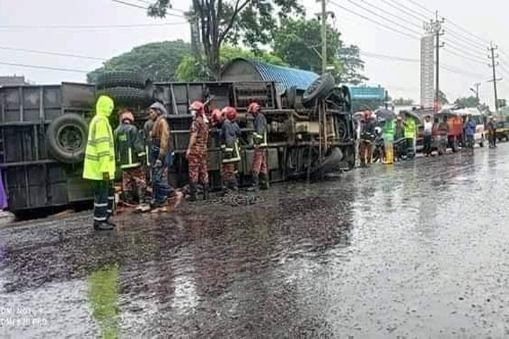 নরসিংদীতে কাভার্ডভ্যান চাপায় ২ জন নিহত